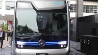 Kamera stereo di bagian depan bisa menangkap radar dalam radius 200 meter. Dalam kondisi tertentu, bus bisa secara otomatis melakukan pengereman dengan deselerasi 2 meter/detik-kuadrat. Canggih ya? Foto: An Uyung Pramudiarja