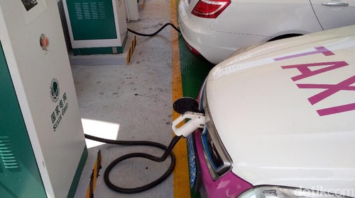 Operasional mobil listrik seperti bus kota hingga taksi di China juga didukung dengan fasilitas Stasiun Penyedia Listrik Umum (SPLU) atau SPBU Listrik. Yuk kit alihat proses pengisian listrik ke baterai kendaraan.