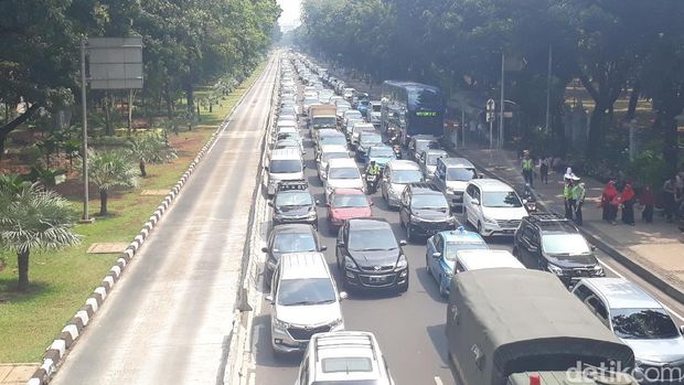 Suasana lalin di Jl Medan Merdeka Barat, Jakarta Pusat, Sabtu (16/9/2017)