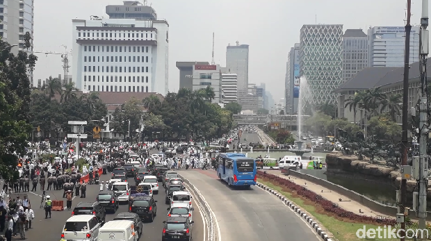  Massa aksi Bela Rohingya mulai membubarkan diri dari kawasan Monas, Sabtu (16/9/2017)