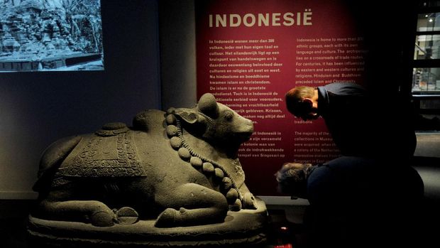 ARCA SINGASARI MUSEUM LEIDEN Pengunjung mengamati arca Nandi asal Candi Singasari yang disimpan dan menjadi koleksi Museum Volkenkunde di Leiden, Belanda, Jumat (15/9). Sejumlah artefak yang tersimpan di museum tersebut antara lain arca dari Candi Singasari, Malang, Jawa Timur, yakni arca Bhairawa, Mahakala, Nandiswara, Nandi, Ganesha, dan Durga Mahisasuramardini. ANTARA FOTO/Ismar Patrizki/nz/17.