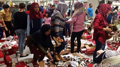 Foto: Mau Tutup Gerai, Matahari Pasaraya Blok M Diserbu Pembeli
