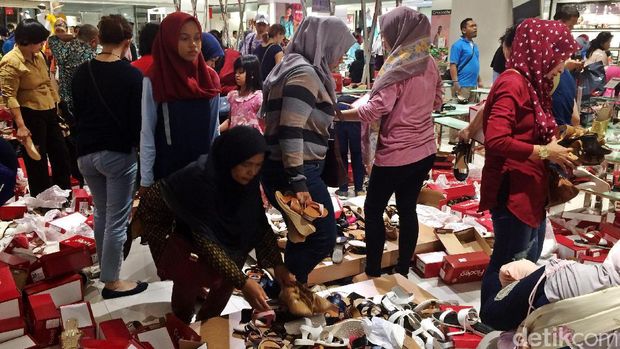 Sebelum Ditutup, Gerai Matahari Pasaraya Blok M Diserbu Pembeli 