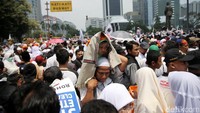 Sebagian massa datang dengan mengajak anaknya.