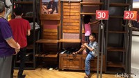 Rak-rak yang telah kosong digunakan anak-anak untuk beristirahat.