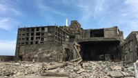 Karena hal tersebut, kemudian para penduduknya memilih pergi dan meninggalkannya begitu saja. Jadilah Pulau Hashima kosong dari kehidupan, dengan gedung-gedung dan infrastruktur terbengkalai (Instagram/lydiaweitian)