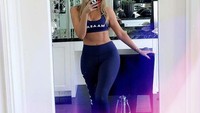 Demi menjaga bentuk tubuhnya, Khloe Kardashian diketahui rutin melakukan olahraga. (Foto: instagram/khloekardashian)