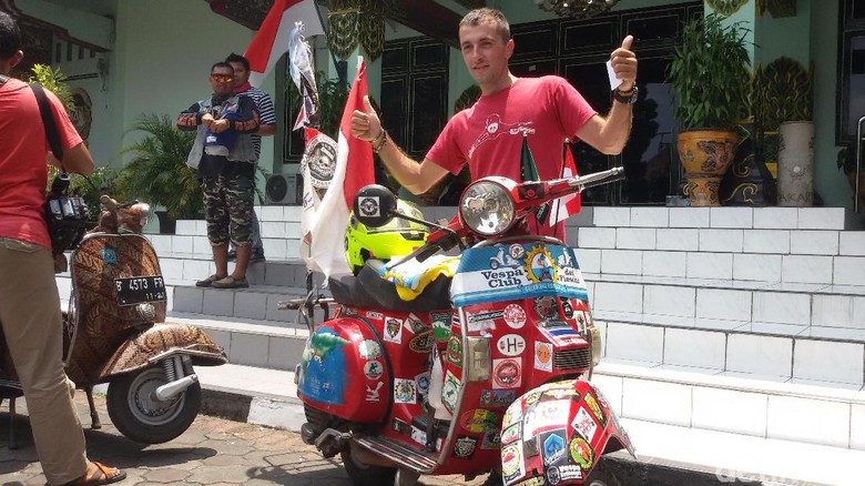 Demi Kumpul Teman, Bule Ini 101 Hari Naik Vespa dari Italia ke Yogya Demi Kumpul Teman, Bule Ini 101 Hari Naik Vespa dari Italia ke Yogya