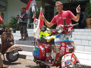 Demi Kumpul Teman, Bule Ini 101 Hari Naik Vespa dari Italia ke Yogya