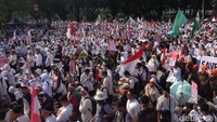 Massa terlihat membentangkan spanduk-spanduk dukungan untuk etnis Rohingya bertuliskan Stop Ethnic Cleansing of Rohingya. 
