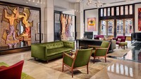 Hotel ini memajang puluhan karya seni di berbagai sisinya. Tak sekadar lukisan, ada pula koleksi seni yang tampak unik (The Joule Dallas)