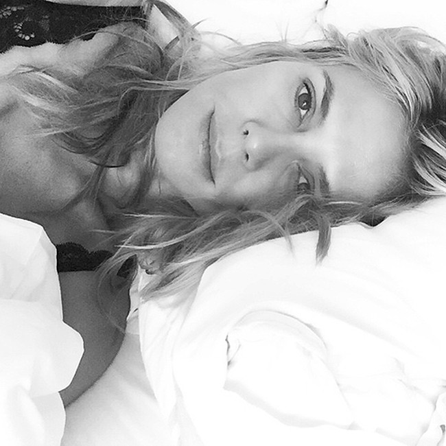 Inilah wajah Heidi Klum saat baru bangun tidur. Agar tak terlihat begitu kusam, ia menggunakan filter foto hitam putih. Foto: dok. Instagram