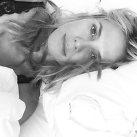 Inilah wajah Heidi Klum saat baru bangun tidur. Agar tak terlihat begitu kusam, ia menggunakan filter foto hitam putih. Foto: dok. Instagram
