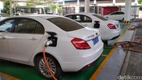 Mobil pribadi hingga taksi online sedang melakukan pengisian listrik ke baterai kendaraan.