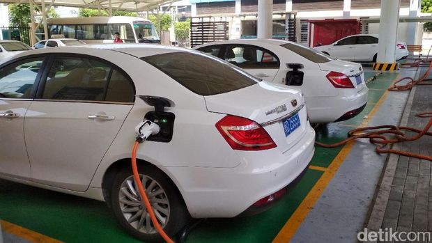 Operasional mobil listrik seperti bus kota hingga taksi di China juga didukung dengan fasilitas Stasiun Penyedia Listrik Umum (SPLU) atau 'SPBU' Listrik. Yuk kit alihat proses pengisian listrik ke baterai kendaraan.