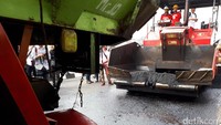 Petugas melakukan pengaspalan.