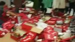 Baju sampai Sepatu Berserakan Saat Pembeli Berburu Diskon di Matahari