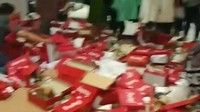 Diskon sampai 75 persen. Baju dan sepatu banyak yang berserakan di lantai. Saya kebetulan ke sana saat siang waktu istirahat dan malam pulang kerja. Banyak kardus sepatu juga yang sudah kosong di lantai, kata Nitha saat berbincang dengan detikcom, Sabtu (16/9/2017).  