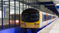 Bandara Heathrow di London mempunyai kereta transfer antara Terminal 4 dan 5 saja. Sedangkan terminal lainnya jaraknya tidak cukup jauh dan bisa dijangkau dengan berjalan kaki (Heathrow Airport)