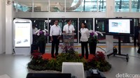 Peresmian operasi Skytrain Bandara Internasional Soekarno-Hatta dilakukan oleh Menteri Badan Usaha Milik Negara (BUMN) Rini Soemarno, Menteri Perhubungan Budi Karya Sumadi, dan Direktur Utama PT Angkasa Pura II (Persero) M. Awaluddin. Ardan Adhi Chandra.