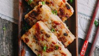 Lo Mak gai ini terbuat dari tepung beras dan kanji yang dicampur dengan cincangan daun kecai dan dimasak pan fried hingga bagian luarnya renyah dan bagian dalamnya lembut kenyal.Foto: Istimewa