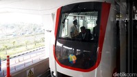 Begini penampakan salah satu gerbong Automated People Mover System (APMS) atau Skytrain di Bandara Internasional Soekarno-Hatta. Ardan Adhi Chandra.
