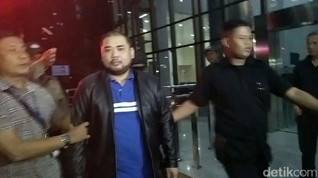 Selain Eddy, ada dua orang lainnya yang tiba di gedung KPK