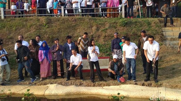 Gaya Rini dan Bos-bos BUMN Mancing di Desa Sambil Nikmati Sunset.