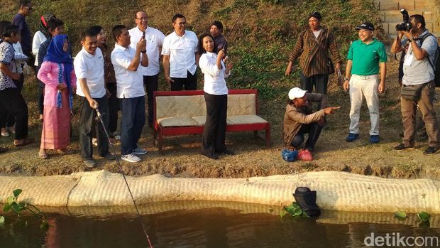 Gaya Rini dan Bos-bos BUMN Mancing di Desa Sambil Nikmati Sunset.