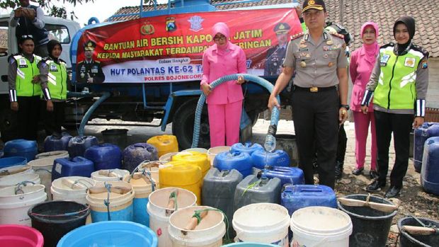 Polisi secara teratur akan dropping air bersih ke daerah yang kekeringan