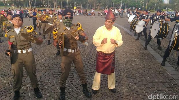 Menhub (berbaju adat) peringati hari perhubungan nasional di Monas