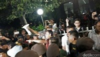 Kapolda Metro Jaya Irjen Idham Aziz sempat menenangkan massa agar tak anarkis. Idham meyakinkan kegiatan yang digelar LBH Jakarta bukan terkait PKI atau komunis. (Foto: Ahmad Bil Wahid/detikcom)