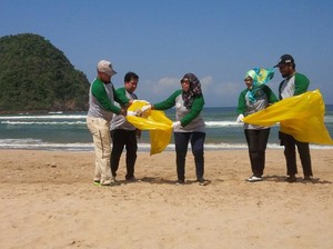 Bersih-bersih Pantai, Pulau Merah Banyuwangi Semakin Indah
