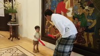 Jokowi sempat menghabiskan akhir pekan dengan cucunya di sela-sela kunjungan ke Solo. Keseruan mereka lalu diunggah lewat vlog (Foto: Screenshot Vlog Jokowi)