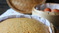 Lai gao alias bolu kukus, dim sum ini disajikan utuh dalam klakat kadang sudah dipotong. Sedikit manis dengan wangi gula merah, enak dimakan hangat.Foto: Istimewa