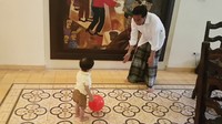 Jokowi juga memakai sarung saat santai bermain bersama cucunya. Foto: Screenshot Vlog Jokowi
