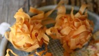 Dim sum kepala naga ini terbuat dari bola daging ayam dan udang yang dibalut potongan kulit pangsit dan digoreng kering. Renyah gurih rasanya!Foto: Istimewa