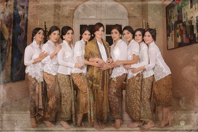 Girl Squad berfoto dengan kebaya dalam rangka memperingati Hari Kartini. Foto: dok. Instagram