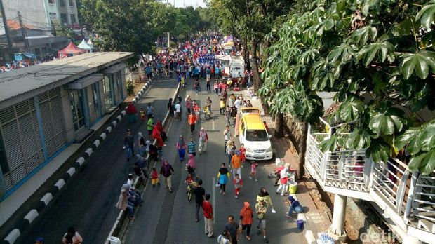 Warga datang dengan beragam kegiatannya