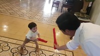 Pertama-tama, Jokowi dan Jan Ethes main pedang-pedangan. Jan Ethes tampak semangat menangkis pedang merah milik sang kakek (Foto: Screenshot Vlog Jokowi)