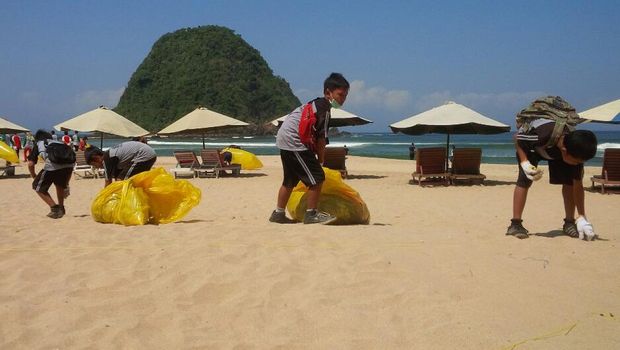 Para pelajar juga ikut membersihkan pantai