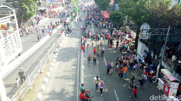 Warga secara sadar keluar dari jalur TransJ ketika ada bus yang akan melintas