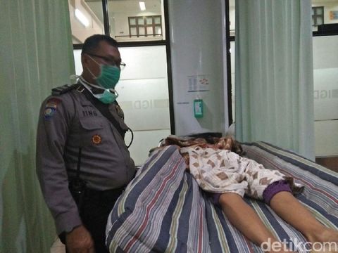 Polsek Rancaekek Aiptu Iing berkoordinasi dengan aparat Desa Jelegong berinisiatif mengantarkan Titin ke Rumah Sakit Hasan Sadikin (RSHS) Kota Bandung untuk mendapatkan perawatan.