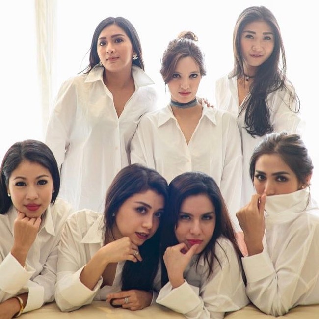 Sexy in white. Para anggota Girl Squad tampil seksi dalam balutan busana simpel, hanya kemeja putih. Foto: dok. Instagram