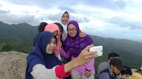 Ketika traveler mau melepas penat dengan tidak terlalu bersusah payah wajib ke sini ya. Setelah menapaki jalan setapak kurang lebih 20 menit, tampaklah keindahan panorama puncak Bukit Ijo (Rinto Heksantoro/detikTravel)