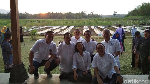 Gaya Rini dan Bos-bos BUMN Mancing di Desa Sambil Nikmati Sunset.