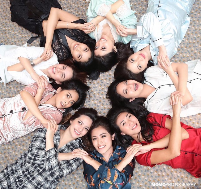 Para personel Girl Squad melakukan pemotretan dengan tema pajamas party. Personel Girl Squad yang ada di foto ini terdiri dari Nia Ramadhani, Jessica Iskandar, Karenina Sunny Halim, Chacha Frederica, Dr. Irene, Hertika Putri, Rozma Suhardi, Farah Balkis, Sally Adelia dan Theresa Wienathan. Foto: dok. Instagram