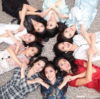 Para personel Girl Squad melakukan pemotretan dengan tema pajamas party. Personel Girl Squad yang ada di foto ini terdiri dari Nia Ramadhani, Jessica Iskandar, Karenina Sunny Halim, Chacha Frederica, Dr. Irene, Hertika Putri, Rozma Suhardi, Farah Balkis, Sally Adelia dan Theresa Wienathan. Foto: dok. Instagram