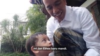Meski kebasahan, Jokowi tetap semangat memandikan cucu pertamanya itu (Foto: Screenshot Vlog Jokowi)