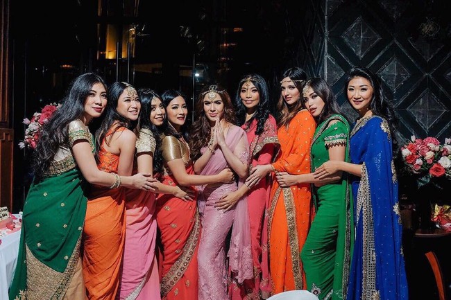 Nia Ramadhani dan besties berpose menjadi Bollywood Girl dengan kain sari warna-warni di pesta ulang tahun salah satu personel Girl Squad, Sally Adelia. Anggota Girl Squad ini tak semuanya artis, ada juga yang berprofesi sebagai dokter, pengusaha kue dan desainer.Foto: dok. Instagram